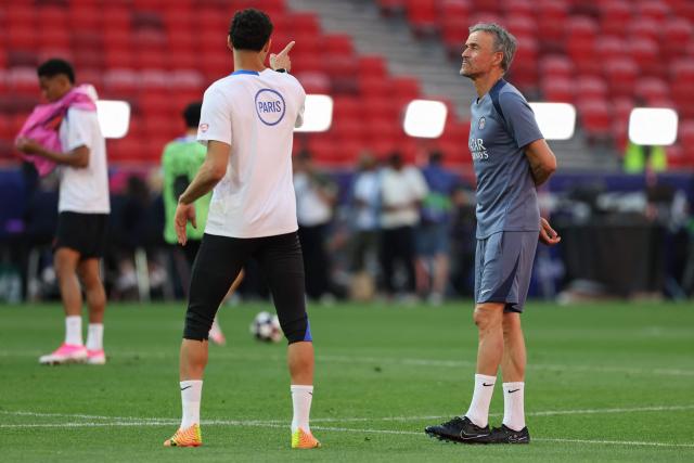 Paris Saint-Germain's Spanish headcoach Luis Enrique (R) oversees a MD-1 training session of his players including Paris Saint-Germain's Moroccan defender #02 Achraf Hakimi (L) on May 29, 2026, the eve of the UEFA Champions League final football match between Paris Saint-Germain (PSG) and Arsenal at the Puskas Arena in Budapest. Paris Saint-Germain (PSG) face Arsenal in the UEFA Champions League final football match on May 30, 2026 in Budapest. (Photo by FRANCK FIFE / AFP)
