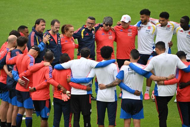 Colombia national football team players huddle with head coach Nestor Lorenzo and his assistants during a training session at the Metropolitano de Techo stadium ahead of the 2026 FIFA World Cup, in Bogota, on May 29, 2026. (Photo by Luis ACOSTA / AFP)