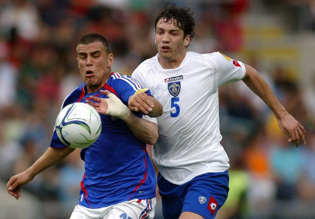 (FILES) France's Bryan Bergougnoux (L) vies with Serbia and Montenegro's Milan Stepanov (R) during their under 21 Euro 2006 group A football match between France and Serbia and Montenegro at the Municipal Stadium in Braga, northern Portugal on May 28, 2006. Bergougnoux, who played for TFC and Lyon - where he won three French league titles - died  in Toulouse on May 29, 2026 at age 43, according to a source close to the player. (Photo by Miguel RIOPA / AFP)