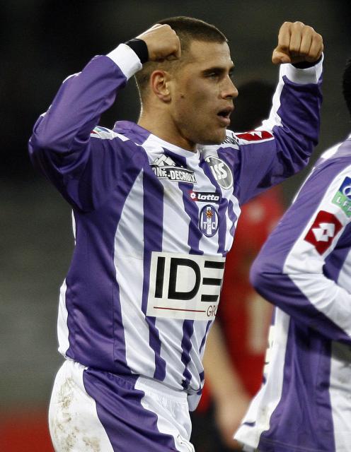 (FILES) Toulouse's French midfielder Bryan Bergougnoux (L) celebrates after scoring during the French L1 football match between TFC and Lille at the Stadium in Toulouse, south-western France on February 10, 2007. Bergougnoux, who played for TFC and Lyon - where he won three French league titles - died  in Toulouse on May 29, 2026 at age 43, according to a source close to the player. (Photo by PASCAL PAVANI / AFP)