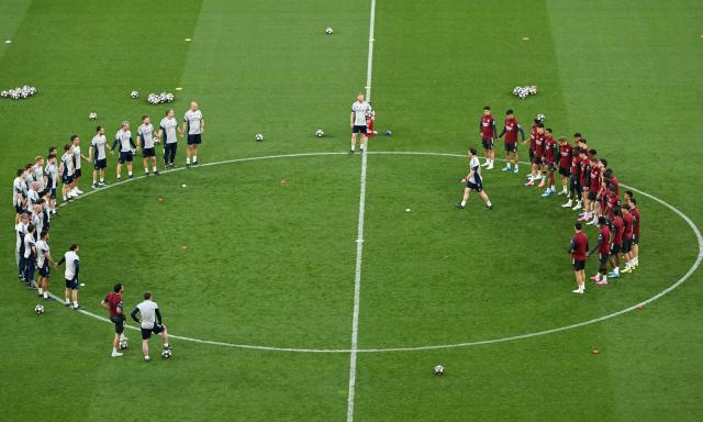 Arsenal's players form groups during a MD-1 training session at the Puskas Arena in Budapest on May 29, 2026, on the eve of the UEFA Champions League final football match between Paris Saint-Germain (PSG) and Arsenal FC. Paris Saint-Germain (PSG) face Arsenal in the UEFA Champions League final football match on May 30, 2026 in Budapest. (Photo by NICOLAS TUCAT / AFP)