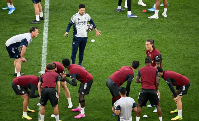 Arsenal's Spanish manager Mikel Arteta (top C) oversees his players during a MD-1 training session of Arsenal FC at the Puskas Arena in Budapest on May 29, 2026, on the eve of the UEFA Champions League final football match between Paris Saint-Germain (PSG) and Arsenal FC. Paris Saint-Germain (PSG) face Arsenal in the UEFA Champions League final football match on May 30, 2026 in Budapest. (Photo by NICOLAS TUCAT / AFP)