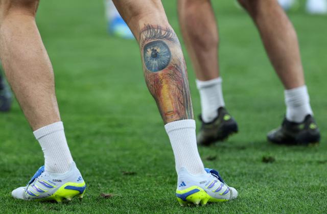 A tattoo of an eye is seen on the right leg of Arsenal's Italian defender #33 Riccardo Calafiori during a MD-1 training session of Arsenal FC at the Puskas Arena in Budapest on May 29, 2026, on the eve of the UEFA Champions League final football match between Paris Saint-Germain (PSG) and Arsenal FC. Paris Saint-Germain (PSG) face Arsenal in the UEFA Champions League final football match on May 30, 2026 in Budapest. (Photo by FRANCK FIFE / AFP)