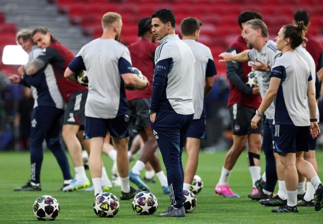 Arsenal's Spanish manager Mikel Arteta (C) speaks with team members during a MD-1 training session of Arsenal FC at the Puskas Arena in Budapest on May 29, 2026, on the eve of the UEFA Champions League final football match between Paris Saint-Germain (PSG) and Arsenal FC. Paris Saint-Germain (PSG) face Arsenal in the UEFA Champions League final football match on May 30, 2026 in Budapest. (Photo by FRANCK FIFE / AFP)