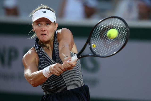 US Peyton Stearns plays a backhand return to Switzerland's Belinda Bencic during their women's singles match on day 6 of the French Open tennis tournament on Court Simonne-Mathieu at the Roland-Garros Complex in Paris on May 29, 2026. (Photo by Alain JOCARD / AFP)