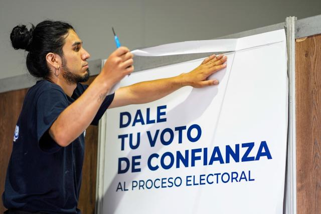 A worker prepares a polling station in Bogota, on May 29, 2026, ahead of the week-end's presidential election. (Photo by Sergio Acero / AFP)