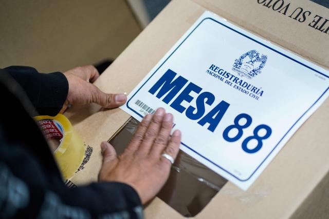A worker prepares a polling station in Bogota, on May 29, 2026, ahead of the week-end's presidential election. (Photo by Sergio Acero / AFP)