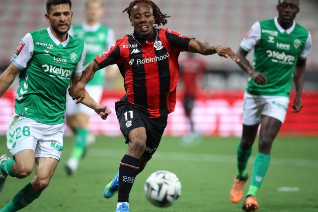 Nice’s French forward #11 Elye Wahi (C) fights for the ball with Saint-Etienne's French defender #26 Julien Le Cardinal (L) during the L1-L2 playoff second-leg football match between first divison club OGC Nice and second division club AS Saint-Etienne at the Allianz Riviera Stadium in Nice, south-eastern France, on May 29, 2026. (Photo by Valery HACHE / AFP)
