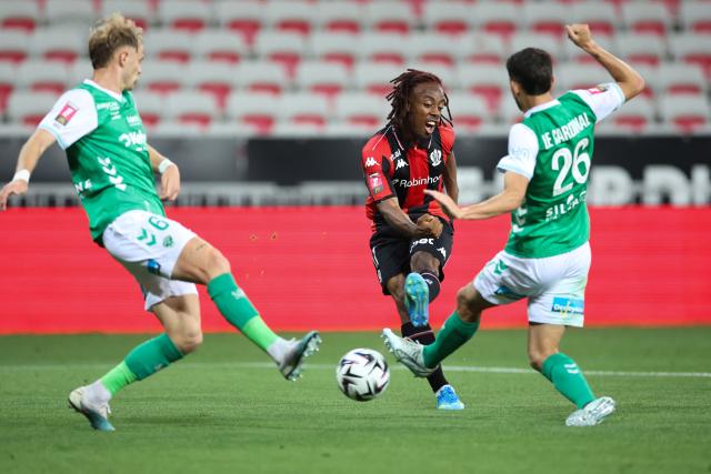 Nice’s French forward #11 Elye Wahi (C) fights for the ball with Saint-Etienne's French defender #26 Julien Le Cardinal (R) during the L1-L2 playoff second-leg football match between first divison club OGC Nice and second division club AS Saint-Etienne at the Allianz Riviera Stadium in Nice, south-eastern France, on May 29, 2026. (Photo by Valery HACHE / AFP)