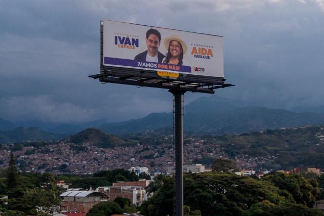 TAerial view of ad billboards inviting to vote for presidential canditate Ivan Cepeda from the Pacto Historico political party for the coming presidential election in Cali, on May 29, 2026.  Colombia will hold presidential elections on May 31, 2026. Colombians vote on May 31, 2026, in a presidential election overshadowed by a surge in violence, facing a stark choice between extending four years of leftist rule or shifting sharply right. (Photo by Joaquín SARMIENTO / AFP)