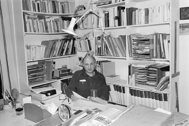 (FILES)  French philosopher and sociologist Edgar Morin poses on December 16, 1975 at his home in Paris. The French sociologist and philosopher Edgar Morin, a major figure in France's intellectual life, died on May 29, 2026, at the age of 104, AFP learned from his wife on May 30, 2026. (Photo by Georges PAVUNIC / AFP)