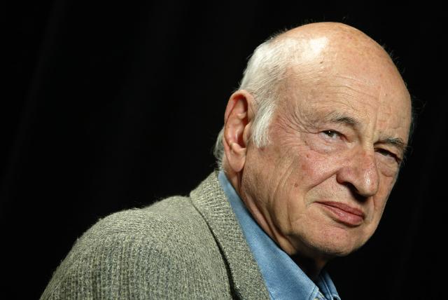 (FILES) Portrait du sociologue Edgar Morin pris, le 29 septembre 2003 au théâtre du Rond-point des Champs-Elysées à Paris, lors d'une soirée "de solidarité avec le peuple cubain" organisée par l'association "Reporters sans frontières" et l'association pour la liberté à Cuba "Sin Visa". AFP PHOTO MARTIN BUREAU. The French sociologist and philosopher Edgar Morin, a major figure in France's intellectual life, died on May 29, 2026, at the age of 104, AFP learned from his wife on May 30, 2026. (Photo by Martin BUREAU / AFP)