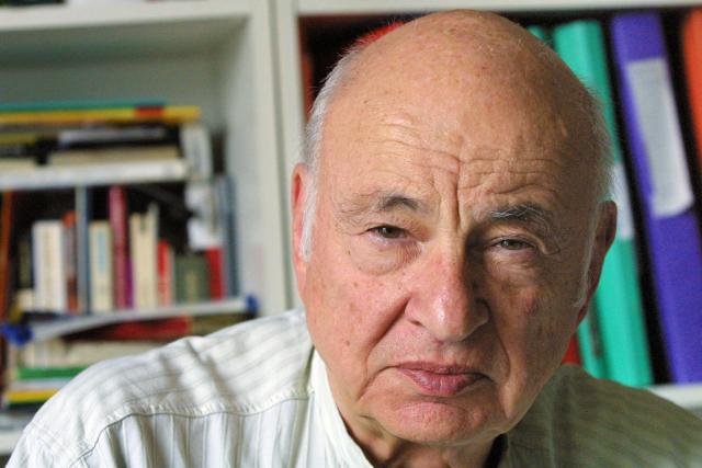 (FILES) Portrait taken on September 11, 2001 shows French philosopher and sociologist gdar Morin at his home.
Le sociologue , auteur notamment de "Une politique de civilisation", pose pour le photographe, le 11 septembre 2001 dans son bureau à Paris.. The French sociologist and philosopher Edgar Morin, a major figure in France's intellectual life, died on May 29, 2026, at the age of 104, AFP learned from his wife on May 30, 2026. (Photo by Thomas COEX / AFP)