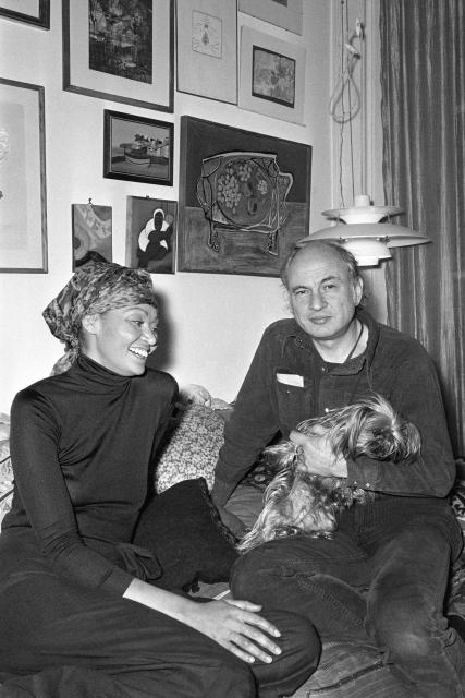 (FILES) French philosopher and sociologist Edgar Morin poses with his wife, Canadian actress, model and writer Johanne Harrelle on December 16, 1975 at his home in Paris. The French sociologist and philosopher Edgar Morin, a major figure in France's intellectual life, died on May 29, 2026, at the age of 104, AFP learned from his wife on May 30, 2026. (Photo by Georges PAVUNIC / AFP)