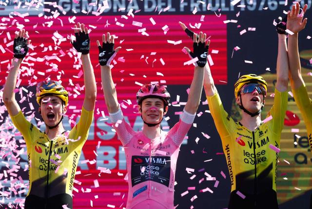 Team Visma Lease a Bike Danish rider Jonas Vingegaard wearing the overall leader's pink jersey with a special dedication "Il Friuli ringrazia e non dimentica” ("Friuli thanks you and does not forget") prior the start of the 20th stage of the Giro d'Italia 2026 - Tour of Italy cycling race between Gemona del Friuli and Piancavallo, Italy, on May 30, 2026. The stage pays tribute to the 50th anniversary of the 1976 Friuli Venezia Giulia region Earthquake. (Photo by Luca Bettini / AFP)