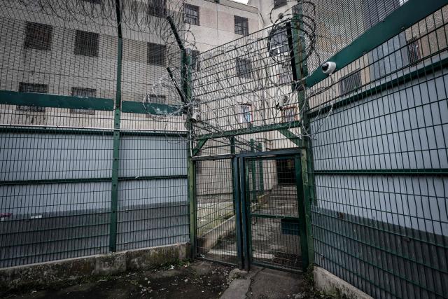 (FILES) This photograph shows barbwires and a partial view of the exercise yard at the "Maison d'arret" (prison) des Hauts-de-Seine, in Nanterre, suburbs of Paris, on January 15, 2026. As of 1 May 2026, French prisons held 88,654 inmates, a new record against a backdrop of chronic prison overcrowding, according to official figures from the Ministry of Justice. (Photo by STEPHANE DE SAKUTIN / AFP)
