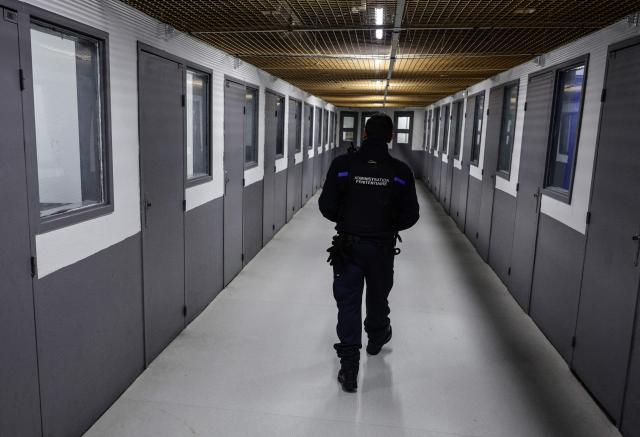 (FILES) A penitentiary officer inspects the visiting rooms ("parloir") at the "Maison d'arret" (prison) des Hauts-de-Seine, in Nanterre, suburbs of Paris, on January 15, 2026. As of 1 May 2026, French prisons held 88,654 inmates, a new record against a backdrop of chronic prison overcrowding, according to official figures from the Ministry of Justice. (Photo by STEPHANE DE SAKUTIN / AFP)