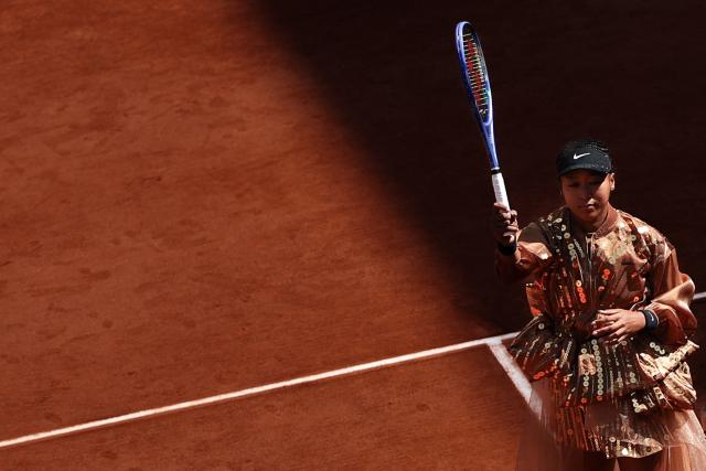 Japan's Naomi Osaka prepares on court for her women's singles match against US Iva Jovic on day 7 of the French Open tennis tournament on Court Suzanne-Lenglen at the Roland-Garros Complex in Paris on May 30, 2026. (Photo by Anne-Christine POUJOULAT / AFP)