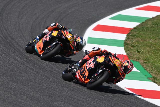 Red Bull KTM Factory Racing team's MotoGP Spanish rider Pedro Acosta (L) and Red Bull KTM Tech3 team's Spanish MotoGP rider Maverick Vinales take part in the Qualifying session for the Italian Moto GP Grand Prix at Mugello circuit, in Mugello, near Florence, on May 30, 2026. (Photo by Andreas SOLARO / AFP)