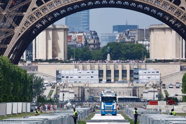 Workers organize barriers and prepare to build a stage on the Champs-de-Mars set to be used in case of Paris' victory, on May 30, 2026 ahead of the UEFA Champions League Final football match between Paris Saint-Germain (PSG) and Arsenal FC taking place in Budapest. Paris Saint-Germain are aiming to make their mark on football and go down in history by securing a second consecutive European during their Champions League final against Arsenal in Budapest, but the Gunners are hoping to build on their Premier League title to write their own chapter in the sports history. (Photo by Kenzo TRIBOUILLARD / AFP)