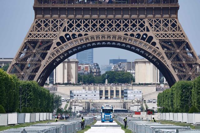 Workers organize barriers and prepare to build a stage on the Champs-de-Mars set to be used in case of Paris' victory, on May 30, 2026 ahead of the UEFA Champions League Final football match between Paris Saint-Germain (PSG) and Arsenal FC taking place in Budapest. Paris Saint-Germain are aiming to make their mark on football and go down in history by securing a second consecutive European during their Champions League final against Arsenal in Budapest, but the Gunners are hoping to build on their Premier League title to write their own chapter in the sports history. (Photo by Kenzo TRIBOUILLARD / AFP)