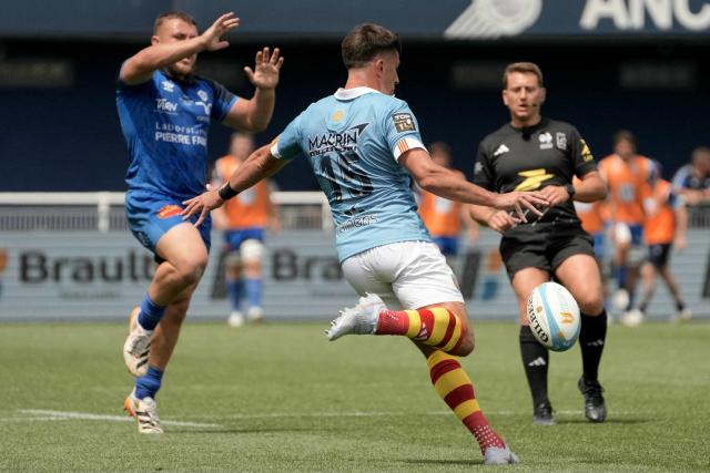 Perpignan's Italian fly-half Tommaso Allan (C) kicks the ball during the French Top14 rugby union match between USA Perpignan and Castres Olympique at the Aime-Giral stadium in Perpignan, south-western France on May 30, 2026. (Photo by Idriss Bigou-Gilles / AFP)