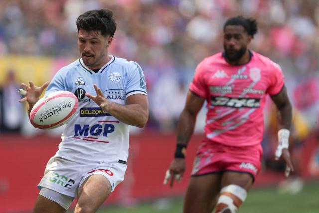 Bayonne's French full-back Tom Spring grabs the ball during the French Top14 rugby union match between Stade Francais Paris and Aviron Bayonnais (Bayonne) at the Jean-Bouin Stadium in Paris on May 30, 2026. (Photo by ROMEO BOETZLE / AFP)