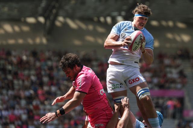Stade Français' French lock Paul Gabrillagues (L) and Bayonne's French flanker Baptiste Heguy (R) jump for the ball in a line out during the French Top14 rugby union match between Stade Francais Paris and Aviron Bayonnais (Bayonne) at the Jean-Bouin Stadium in Paris on May 30, 2026. (Photo by Romeo BOETZLE / AFP)