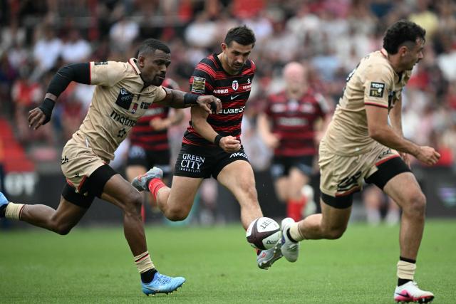Toulouse's French full-back Thomas Ramos (C) kicks the ball during the French Top14 rugby union match between Stade Toulousain Rugby (Toulouse) and LOU rugby (Lyon) at the Ernest Wallon stadium in Toulouse, southwestern France on May 30, 2026. (Photo by Lionel BONAVENTURE / AFP)