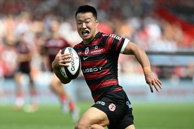 Toulouse’s Japanese scrum-half Naoto Saito runs to score a try during the French Top14 rugby union match between Stade Toulousain Rugby (Toulouse) and LOU rugby (Lyon) at the Ernest Wallon stadium in Toulouse, southwestern France on May 30, 2026. (Photo by Lionel BONAVENTURE / AFP)