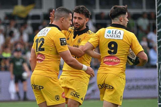 La Rochelle's French centre Adrien Seguret (L) celebrates after scoring a try during the French Top14 rugby union match between US Montauban and Stade-Rochelais at Stade Sapiac in Montauban, southwestern France on May 30, 2026. (Photo by Matthieu RONDEL / AFP)