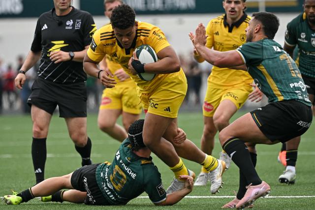 La Rochelle's French hooker Louis Penverne (C) is tackled during the French Top14 rugby union match between US Montauban and Stade-Rochelais at Stade Sapiac in Montauban, southwestern France on May 30, 2026. (Photo by Matthieu RONDEL / AFP)