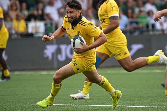 La Rochelle's French fly-half Antoine Hastoy runs to score a try during the French Top14 rugby union match between US Montauban and Stade-Rochelais at Stade Sapiac in Montauban, southwestern France on May 30, 2026. (Photo by Matthieu RONDEL / AFP)