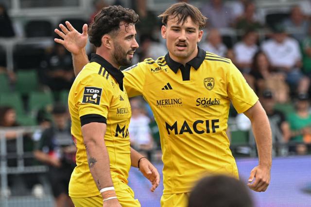 La Rochelle's French fly-half Antoine Hastoy (L) celebrates after scoring a try during the French Top14 rugby union match between US Montauban and Stade-Rochelais at Stade Sapiac in Montauban, southwestern France on May 30, 2026. (Photo by Matthieu RONDEL / AFP)