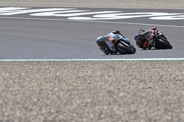 Trackhouse MotoGP Team's Spanish rider Raul Fernandez and Team Aprilia Racing's Spanish MotoGP rider Jorge Martin take part in the sprint on the eve of the Italian Moto GP Grand Prix at Mugello circuit, in Mugello, near Florence, on May 30, 2026. (Photo by Andreas SOLARO / AFP)