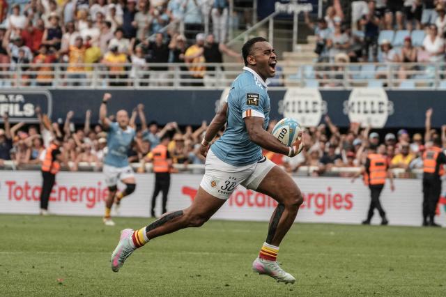 Perpignan’s Fijian centre Alivereti Duguivalu runs with the ball to score a try during the French Top14 rugby union match between USA Perpignan and Castres Olympique at the Aime-Giral stadium in Perpignan, south-western France on May 30, 2026. (Photo by Idriss Bigou-Gilles / AFP)