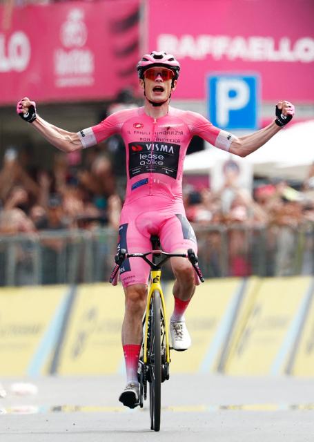 Team Visma Lease a Bike Danish rider Jonas Vingegaard wearing the overall leader's pink jersey celebrates as he crossing the finish line to win in the 20th stage of the Giro d'Italia 2026 - Tour of Italy cycling race between Gemona del Friuli and Piancavallo, Italy, on May 30, 2026. (Photo by Luca Bettini / AFP)