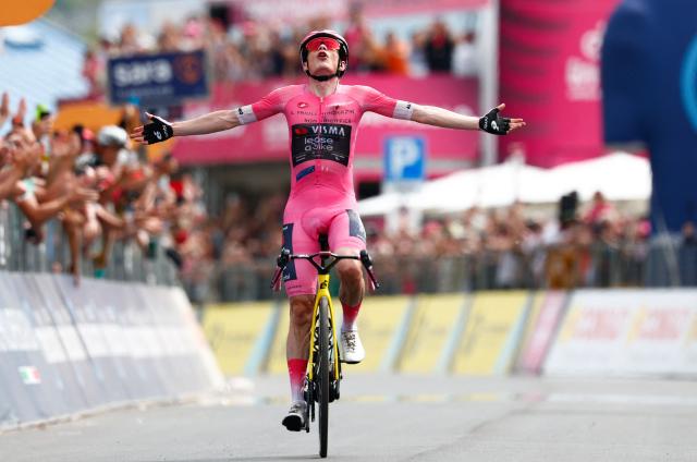 Team Visma Lease a Bike Danish rider Jonas Vingegaard wearing the overall leader's pink jersey celebrates as he crossing the finish line to win in the 20th stage of the Giro d'Italia 2026 - Tour of Italy cycling race between Gemona del Friuli and Piancavallo, Italy, on May 30, 2026. (Photo by Luca Bettini / AFP)