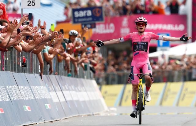 Team Visma Lease a Bike Danish rider Jonas Vingegaard wearing the overall leader's pink jersey celebrates as he crossing the finish line to win in the 20th stage of the Giro d'Italia 2026 - Tour of Italy cycling race between Gemona del Friuli and Piancavallo, Italy, on May 30, 2026. (Photo by Luca Bettini / AFP)
