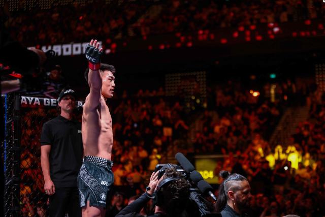 China’s bantamweight fighter Song Yadong (C) greets the crowd before his bout against Brazil’s Deiveson Figueiredo during the UFC Fight Night in Galaxy hotel resort, Macau on May 30, 2026. (Photo by Eduardo Leal / AFP)