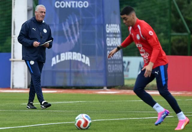 Paraguay's Argentine head coach Gustavo Alfaro lokks at Paraguay's midfielder Miguel Almiron during a training session at the High-Performance Center (CARDE) ahead of the friendly farewell match against Nicaragua with a view to the 2026 FIFA World Cup, in Ypane, Paraguay on May 30, 2026. (Photo by DANIEL DUARTE / AFP)