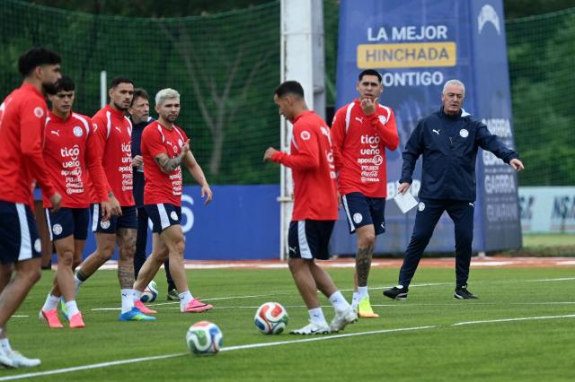Paraguay's Argentine head coach Gustavo Alfaro gives instructions to his players during a training session at the High-Performance Center (CARDE) ahead of the friendly farewell match against Nicaragua with a view to the 2026 FIFA World Cup, in Ypane, Paraguay on May 30, 2026. (Photo by DANIEL DUARTE / AFP)