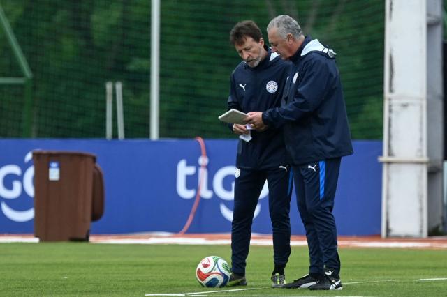 Paraguay's Argentine head coach Gustavo Alfaro speaks with assistant coach Claudio Cristofanelli during a training session at the High-Performance Center (CARDE) ahead of the friendly farewell match against Nicaragua with a view to the 2026 FIFA World Cup, in Ypane, Paraguay on May 30, 2026. (Photo by DANIEL DUARTE / AFP)