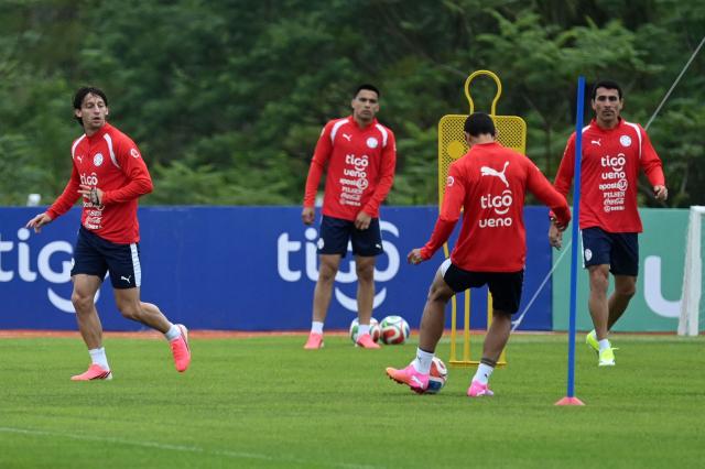 Paraguay's defender Junior Alonso controls the ball next to Paraguay's midfielder Matias Galarza (L) and Paraguay's defender Fabian Balbuena during a training session at the High-Performance Center (CARDE) ahead of the friendly farewell match against Nicaragua with a view to the 2026 FIFA World Cup, in Ypane, Paraguay on May 30, 2026. (Photo by DANIEL DUARTE / AFP)