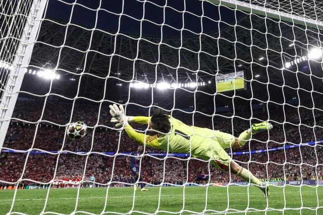 Paris Saint-Germain's Portuguese defender #25 Nuno Mendes takes a penalty stopped by Arsenal's Spanish goalkeeper #01 David Raya during the penalty shootout during the UEFA Champions League final football match between Paris Saint-Germain (PSG) and Arsenal FC at the Puskas Arena in Budapest on May 30, 2026. (Photo by FRANCK FIFE / AFP)