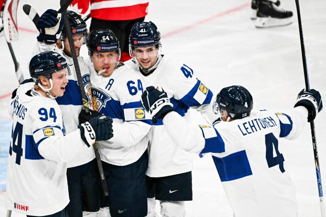 Finland's forward #16 Aleksander Barkov (2ndL) celebrates scoring his team's second goal with Finland's forward #64 Mikael Granlund (C), Finland's defender #4 Mikko Lehtonen (R), Finland's defender #41 Ville Heinola and Finland's forward #94 Konsta Helenius (L) during the IIHF Ice Hockey Men's World Championship semi-final match between Canada and Finland at the Swiss Life Arena in Zurich, on May 30, 2026. (Photo by Fabrice COFFRINI / AFP)