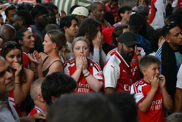 Arsenal fans react as they see their team lose the penalty shoot-out near to Arsenal's ground during the UEFA Champions League Final against Paris Saint-Germain, in London on May 30, 2026. (Photo by JUSTIN TALLIS / AFP)