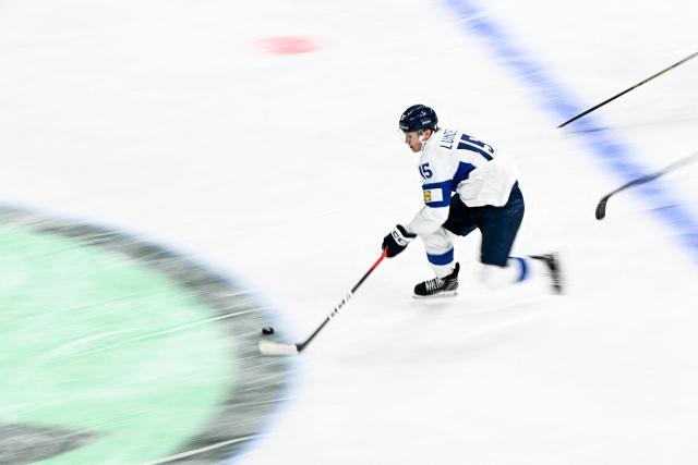 Finland's forward #15 Anton Lundell controls the puck during the IIHF Ice Hockey Men's World Championship semi-final match between Canada and Finland at the Swiss Life Arena in Zurich, on May 30, 2026. (Photo by Fabrice COFFRINI / AFP)
