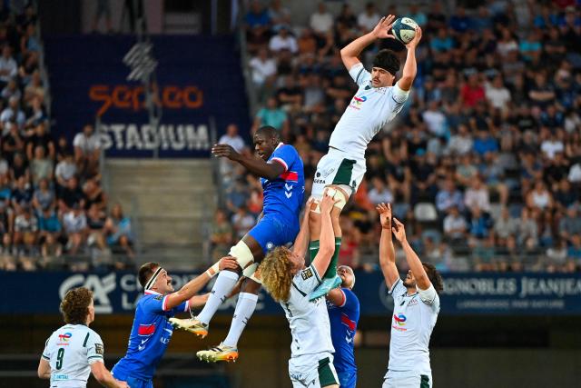 Pau's French lock Hugo Auradou catches the ball from a line-out during the French Top14 rugby union match between Montpellier Herault Rugby and Section Paloise Bearn Pyrenees (Pau) at the GGL Stadium in Montpellier, southern France on May 30, 2026. (Photo by Sylvain THOMAS / AFP)