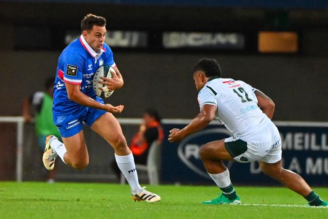 Montpellier’s French centre Arthur Vincent runs with the ball during the French Top14 rugby union match between Montpellier Herault Rugby and Section Paloise Bearn Pyrenees (Pau) at the GGL Stadium in Montpellier, southern France on May 30, 2026. (Photo by Sylvain THOMAS / AFP)